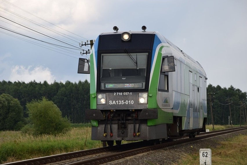 Wypadek na torach kolejowych w Szebniach. Dwie osoby na crossie uderzyły w szynobus