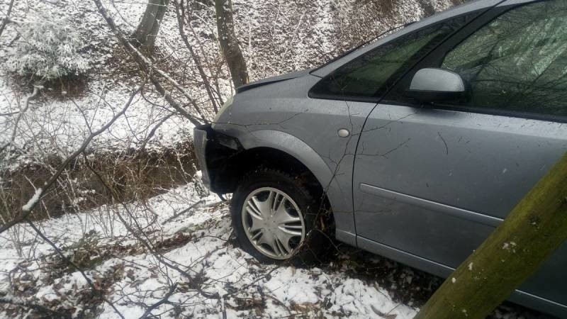 Grybów. Samochód zjechał do potoku z parkingu przy posesji.  Auto nie było odpowiednio zabezpieczone [ZDJĘCIA]