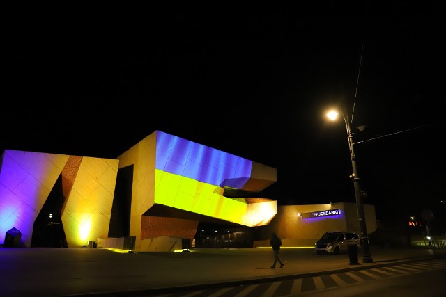 W Toruniu na znak poparcia dla Ukrainy kilka obiektów jest podświetlonych w jej niebiesko-żółtych barwach. To gmach Urzędu Marszałkowskiego, sala na Jordankach, Arena Toruń i most drogowy im. marszałka Piłsudskiego.