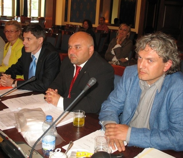 Radny Jarosław Dudkowiak (drugi z prawej) pytał podczas sesji, czy płata parkingowa jest zasadna