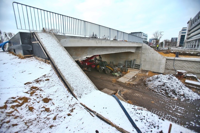 Nowy wiadukt nad ulicą Smolecką już bez rusztowania. Będzie gotowy w połowie roku [ZDJĘCIA]