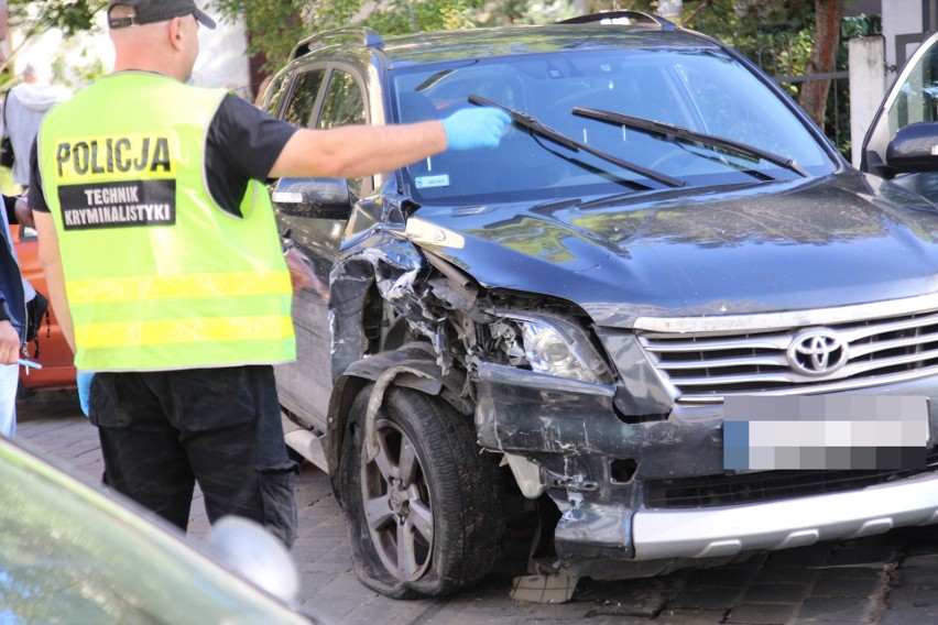 Kierowca toyoty uderzył w samochody zaparkowane wzdłuż...