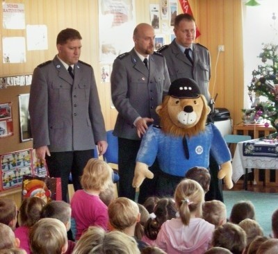 Policjanci podarowali przedszkolakom wielką maskotkę - Komisarza Lwa.