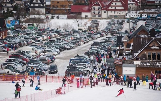 Porada nr 2 Oczywiście najpopularniejszym z wymienionych ośrodków jest Kotelnica w Białce. Na głównym parkingu pod tym ośrodkiem w ferie ustawiają się codziennie olbrzymie kolejki kierowców oczekujących o miejsce na parkingu. Dlatego też...