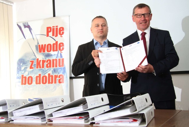 We wtorek przedstawiciele Wodociągów Kieleckich oraz wykonawcy kontraktu firmy Per Aarsleff Polska Sp. z o.o. z Warszawy podpisali dokumenty odbiorowe inwestycji.