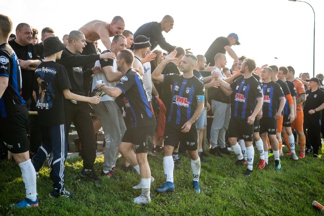 Zawisza Bydgoszcz pokonał Victorię Lisewo 5:0 i przybliżył się do awansu do IV ligi. Bohaterem meczu był Patryk Straszewski, kt&oacute;ry zdobył cztery bramki! Jedno trafienie dołożył Natan Zniszczoł. Niebiesko-czarnym do promocji wystarczy wywalczyć punkt w kolejnym meczu z Cyklonem Kończewice.