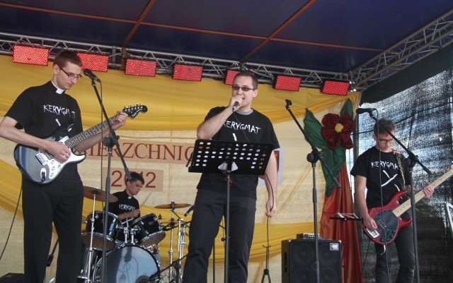 Na scenie zaprezentował się zespół rockowy Kerygmat złożony z kleryków kieleckiego Seminarium Duchownego. 