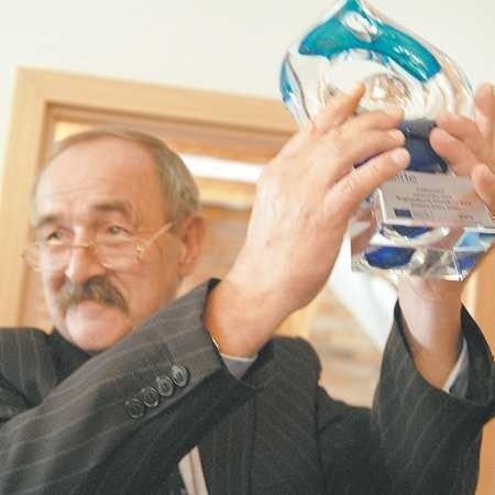 Kazimierz Augustyn z dumą pre4zentuje nagrodę ambasadora Regionalnego Ośrodka EFS w Zielonej Górze