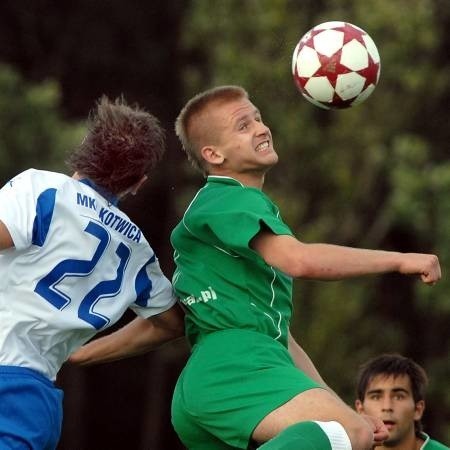 Najciekawiej zapowiada się mecz Lechii z Unią. Jak z obrońcami z Janikowa poradzi sobie lider klasyfikacji strzelców Michał Kojder (na zdjęciu w walce z obrońcą Kotwicy Kołobrzeg Ewgenem Kowalczukiem)?