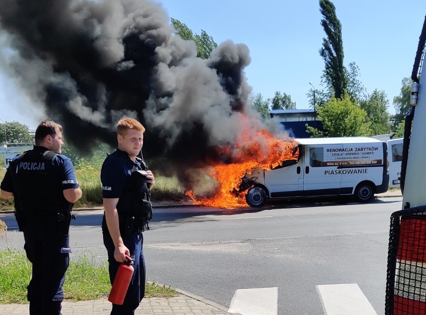 Kłęby czarnego dymu unosiły się znad samochodu zaparkowanego...