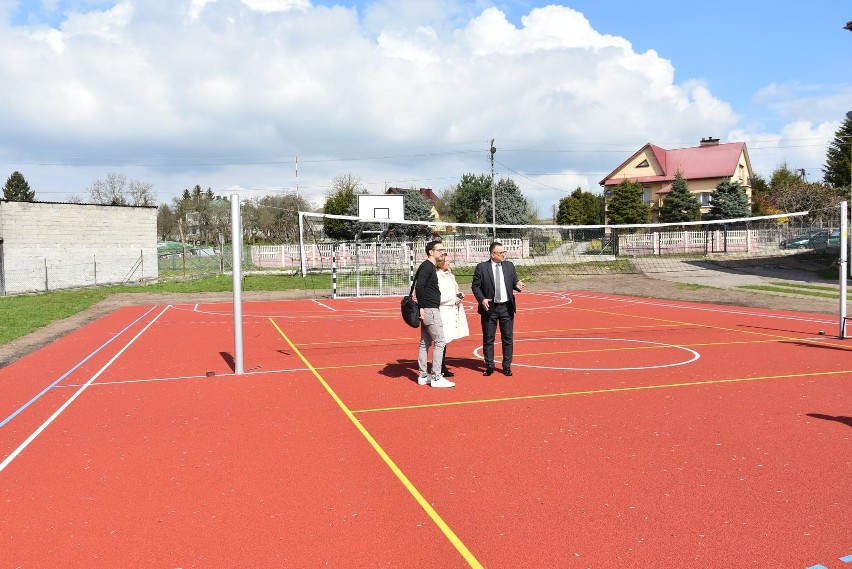 Nowoczesne boisko sportowe powstało w centrum Iwanisk. Zobaczcie na zdjęciach jak wygląda