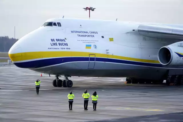 Samolot An-124 Tak jak wszystkie samoloty linii Antonov Airlaines ma na kadłubie napis przypominający o odwadze Ukraińców