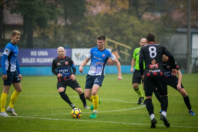 W meczu 14. kolejki V ligi (grupa I) KP Polonia Bydgoszcz wybrała się do Unii Solec Kujawski.Lider wrócił na Sportową w Bydgoszczy z bagażem trzech goli. Zadecydowało o tym pięć minut - 52 (głową po rzucie wolnym), 54 (bezpośrednio z rzutu rożnego) i 56 (po "prezencie" we własnym polu karnym).To druga porażka podopiecznych Dariusza Porbesa w tym sezonie.Poloniści utrzymali prowadzenie w tabeli, ale przewaga nad drugą Wdą Świecie (3:0 z Mustangiem w Ostaszewie) zmalała do zaledwie 1 punktu.Unia Solec Kujawski - KP Polonia Bydgoszcz 3:0 (0:0). Bramki: Maciej Nowacki (52-głową), Hubert Chołuj (54-bezpośrednio z rzutu rożnego), Marcin Napierała (56).ZOBACZ ZDJĘCIA Z BOISKA W SOLCU KUJAWSKIM >>>>>