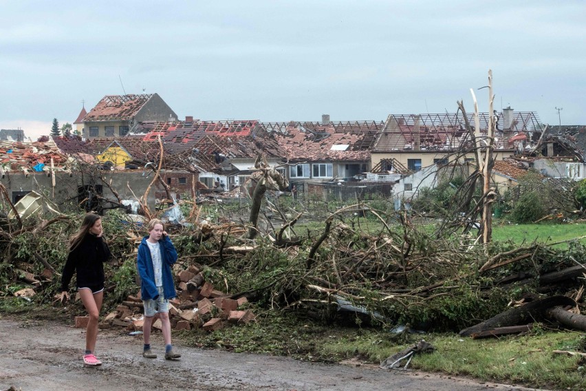 Potężna trąba powietrzna nawiedziła Czechy. Ogrom zniszczeń i wielu rannych. "To piekło" [ZDJĘCIA] [WIDEO]