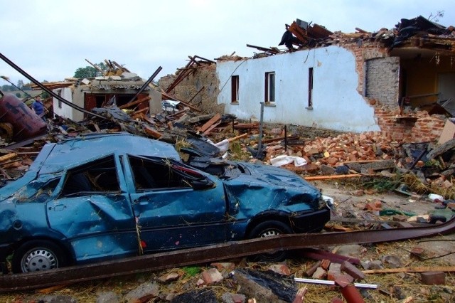 b W 2008 r. tornado spustoszyło powiat strzelecki. Ludzie do ostatniej chwili nie wiedzieli o zbliżającym się kataklizmie.