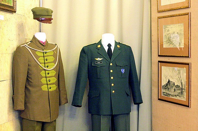 Na wystawie można oglądać kopię czamary &#8222;Sokoła, wykonaną w 1991 r. według wzoru z okresu międzywojennego (po lewej) - dar Andrzeja Boguckiego.