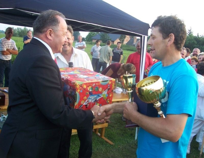 Nagrody wręczał starosta Gabriel Waliłko.