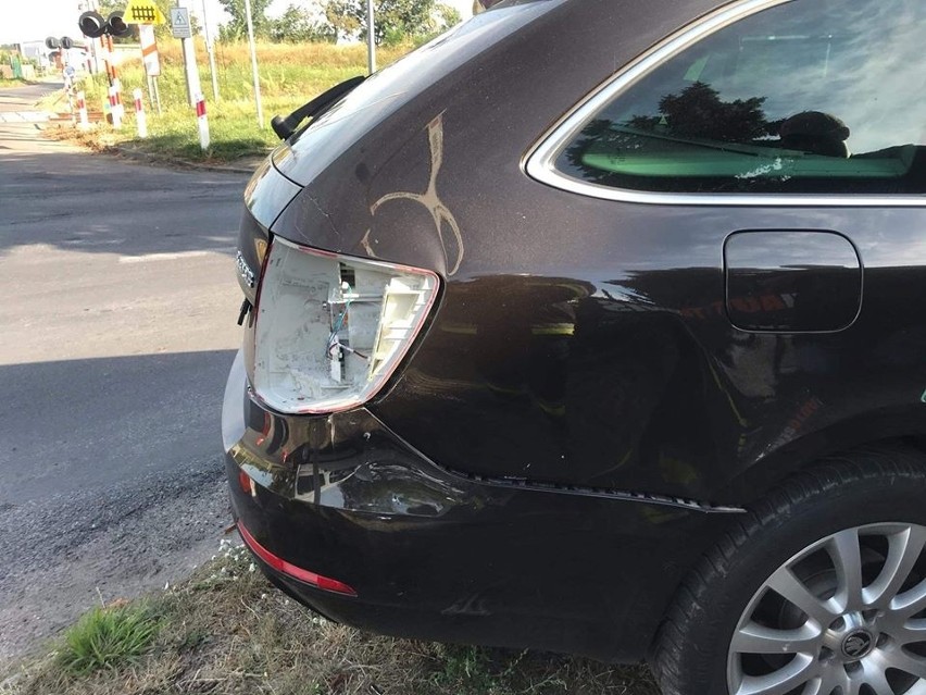 W Janikowie zderzyły się dwa pojazdy - skoda oraz peugeot