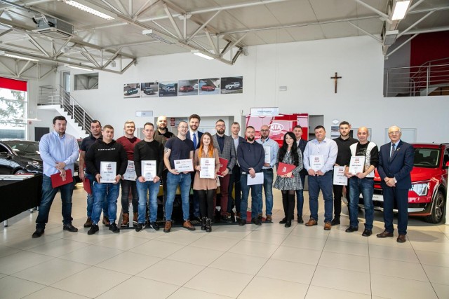 W piątek (16.12) w salonie Top Motors, wręczyliśmy nagrody podlaskim laureatom plebiscytu "Mistrzowie Motoryzacji PLATINUM ORLEN OIL 2022". Laureatom gratulacje składali Adam Jakuć  - redaktor naczelny Kuriera Porannego i Gazety Współczesnej oraz Stanisław Topczewski - prezes spółki Top Motors