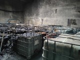 Inspektorzy WIOŚ z Gdańska badają sprawę pożaru w Straszynie. W hali magazynowej w mauzerach z nieznaną substancją spaliły się odpady?