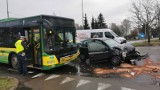 Kraksa w Policach: autobus zderzył się z autem osobowym