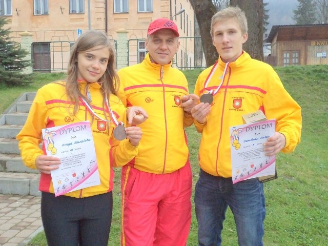 Medaliści Słoneczka Busko-Zdrój &#8211; Kinga Kowalska i Damian Sator. W środku trener Zdzisław Perepiczko. 