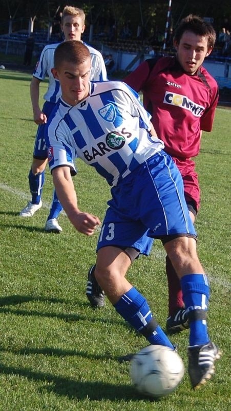 Daniel Rabenda (na pierwszym planie, przy piłce) zdobywca zwycięskiego gola dla Orlicza w meczu z Garbarnią.