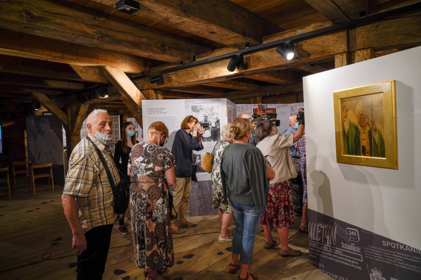 "Papież napotkany. Obiekty upamiętniające postać Jana Pawła II w regionie radomskim", to nowa wystawa otwarta w Muzeum Wsi Radomskiej