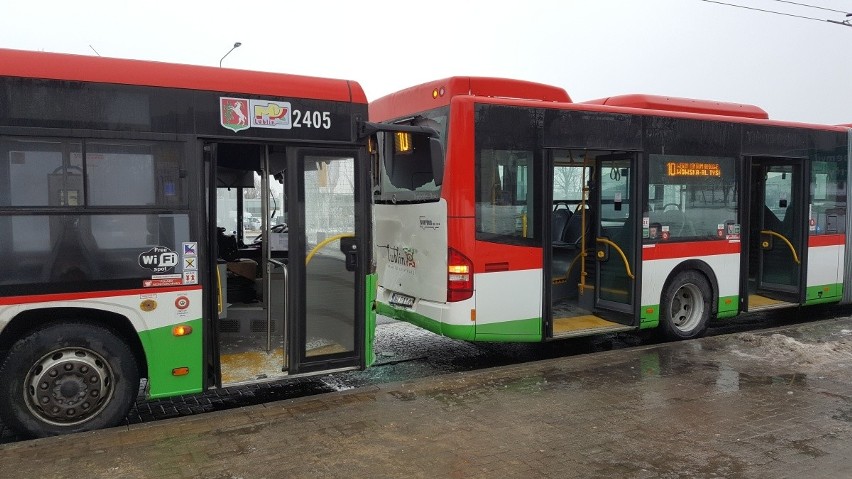 Zderzenie autobusów w Lublinie. W całym mieście mnóstwo kolizji. Na drogach ślisko (ZDJĘCIA)