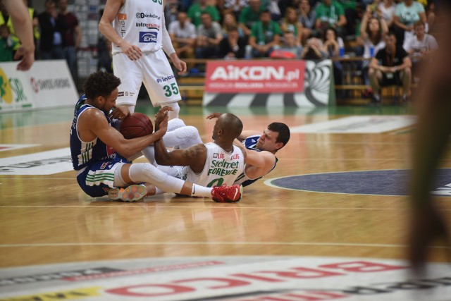W meczu numer trzy półfinału play off koszykarze Stelmetu Zielona Góra i Anwilu Włocławek toczyli walkę nawet w parterze.