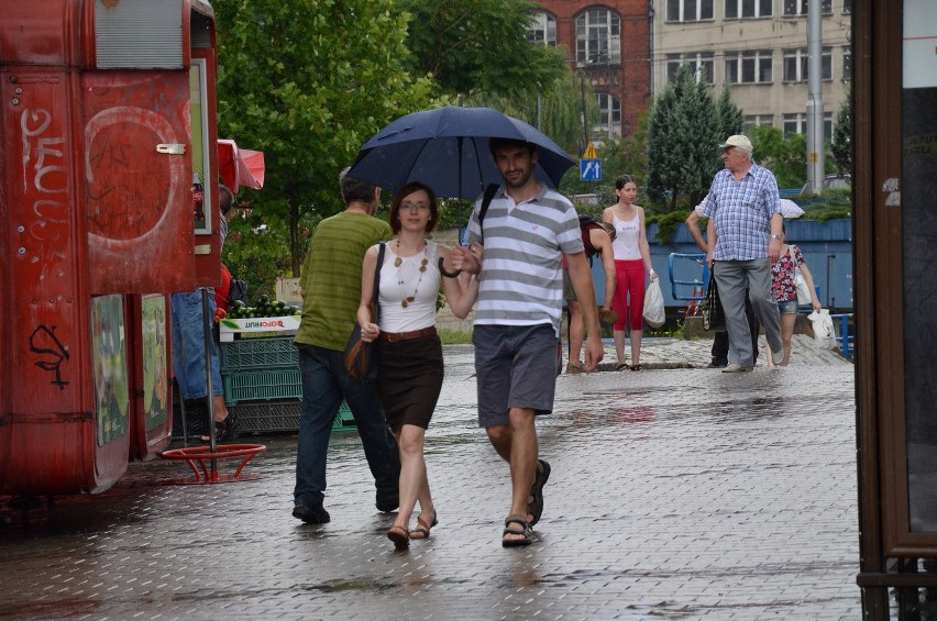 Meteorolodzy ostrzegają przed burzami z gradem. We Wrocławiu już pada (GDZIE JEST BURZA, RADAR)