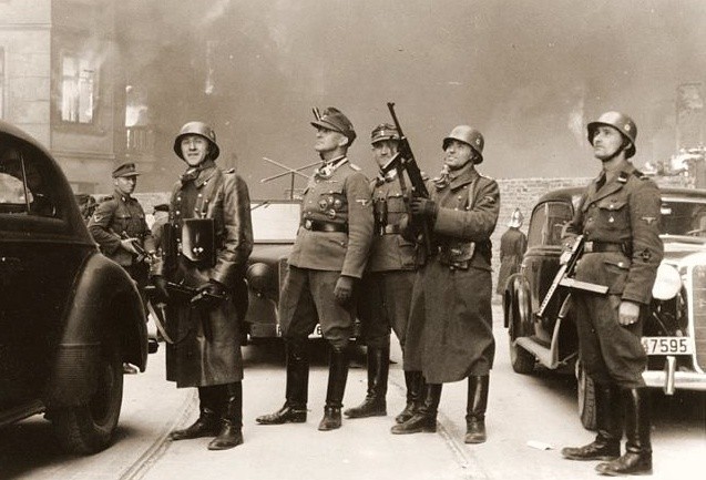 W środku SS-Gruppenführer Jürgen Stroop, dowódca pacyfikacji getta.