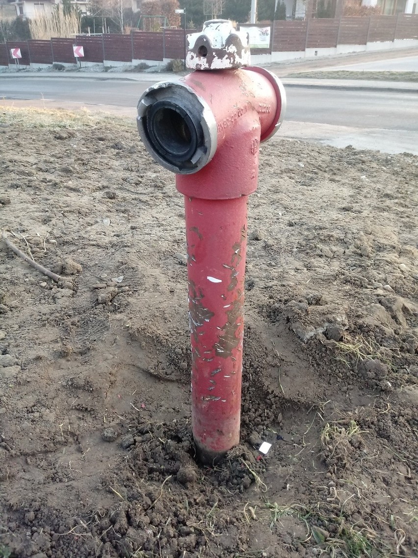 Pijani mężczyźni zaatakowali siekierami... hydrant w Świątnikach Górnych