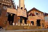Cichy protest w centrum Wrocławia. Kilkaset osób żegnało zmarłą 25-letnią Lizę, która została brutalnie zgwałcona w Warszawie