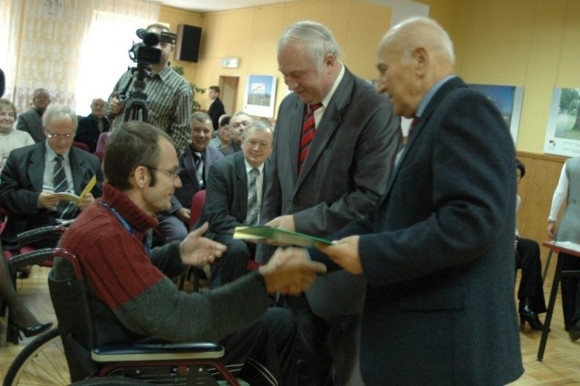 Indeks odbiera Tomasz Wręczycki, student z Wojciechowa.