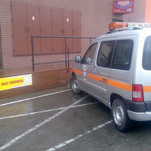 Zaparkowany samochód słupskiej straży miejskiej.