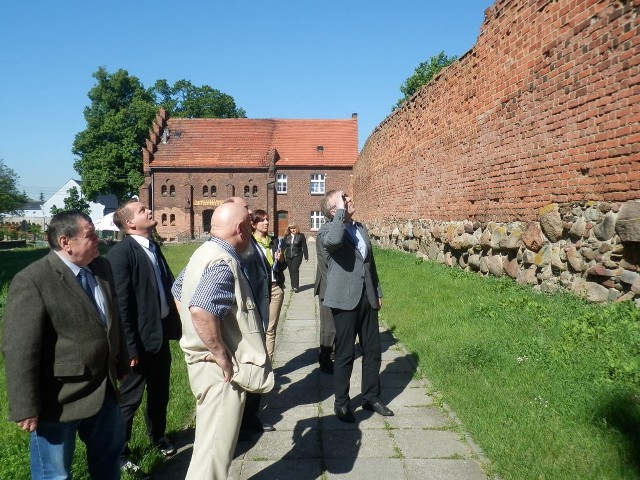 Minister kultury Bogdan Zdrojewski odwiedził Byczynę. Zobaczył sypiące średniowieczne mury. Minister Zdrojewski obiecał jeszcze w tym roku dodatkowe pieniądze na ratowanie XV-wiecznych murów.