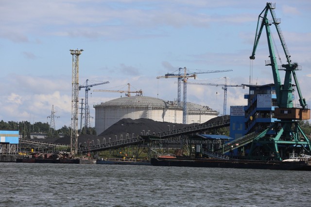 Świnoujście: Chcą nadrobić opóźnienia w budowie terminaluNa budowie wydłużono dzień pracy. Wprowadzono także system dwuzmianowy.