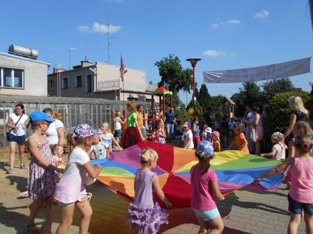 Za nami kolejna edycja Festynu Rodzinnego Przedszkola Publicznego w Kargowej. Wspólne zabawy, konkursy, gry sportowe, malowanie twarzy, wodne tatuaże, kolorowe warkoczyki, loteria fantowa, to tylko niektóre z atrakcji. Był to dzień pełen zabawy i integracji.Zobacz też wideo: centrum Zielonej Góry z lotu ptaka. Niesamowite zdjęcia!POLECAMY PAŃSTWA UWADZE: 