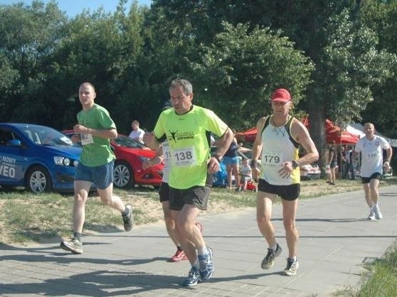 Kozienice gościć będą ultramaratończyków, którzy w ciągu 42 dni chcą przebiec 42 maratony. Udział w biegu zapowiada między innymi Edward Grudniewski z "Na zdrowie&#8221; Kozienice, które w dniu biegu będzie obchodził urodziny