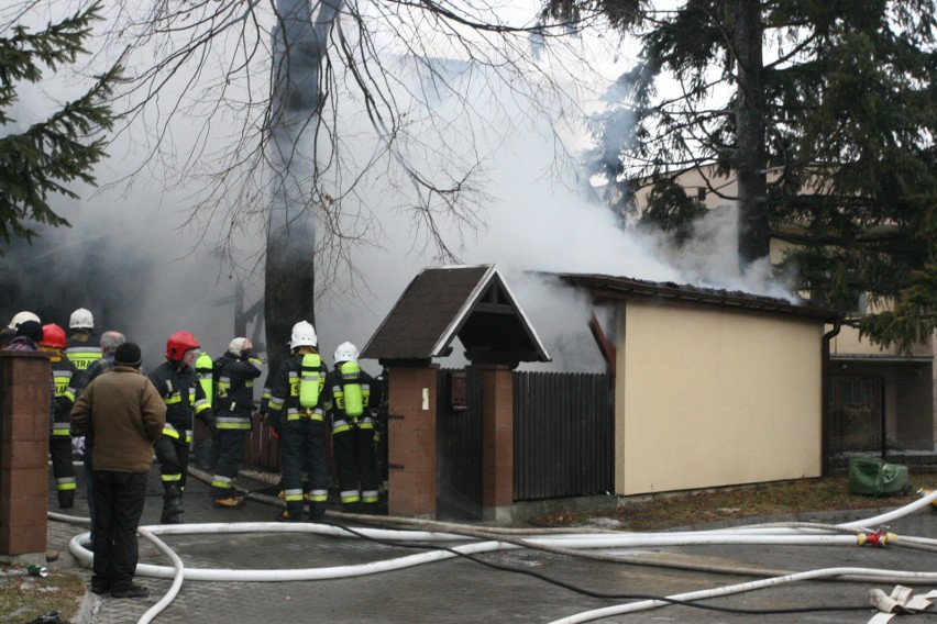 Pożar domu przy Poniatowskiego w Nowym Sączu. Siedem straży walczy z ogniem[ZDJECIA, WIDEO]