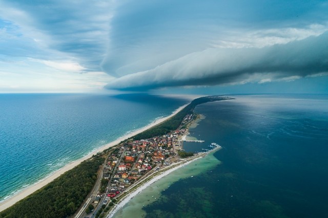 - Chcemy pokazać jak najszerszej grupie odbiorców, że nasze morze to nie są tylko słynne parawany, zapiekanki i sinice - mówi Wojciech Radwański, fotografik, który realizuje wspólnie z Agatą Logiewą Projekt Bałtyk. - Nawet jeśli pokazujemy parawany, czy inne stereotypowe, charakterystyczne dla polskiego wybrzeża elementy, zjawiska czy zachowania, staramy się robić to w sposób jak najbardziej artystyczny, może nawet abstrakcyjny. 