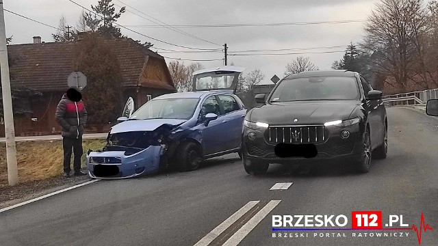 Wypadek w Uszwi, zderzenie dwóch samochodów na skrzyżowaniu, w jednym z nich jechało miesięczne dziecko, 14.02.2023