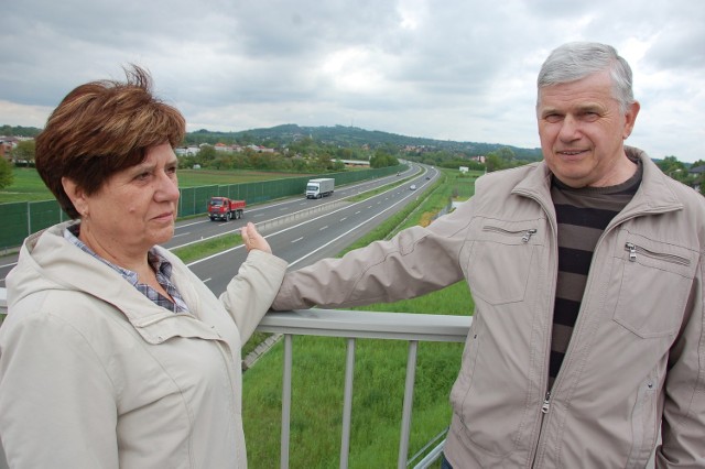 Skoro w 2010 roku wybudowano ekrany przy os. Koszyckim, to oczywiste jest, że powinny były powstać również po drugiej stronie obwodnicy Tarnowa. Hałas z drogi odbija się od nich i dociera do nas ze zdwojoną siłą - zauważają Aleksandra i Henryk Ptakowie