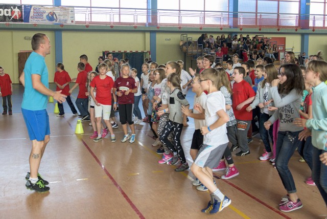 Mieszkaniec Poznania Marcin Urbaś na zajęciach w nowohuckiej szkole