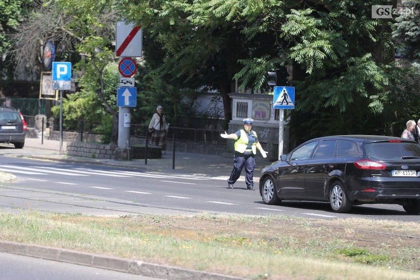 Pomnik Lecha Kaczyńskiego w Szczecinie odsłonięty z pompą. Prezydent w dynamicznej pozie, zamyślony nad Polską  [ZDJĘCIA]