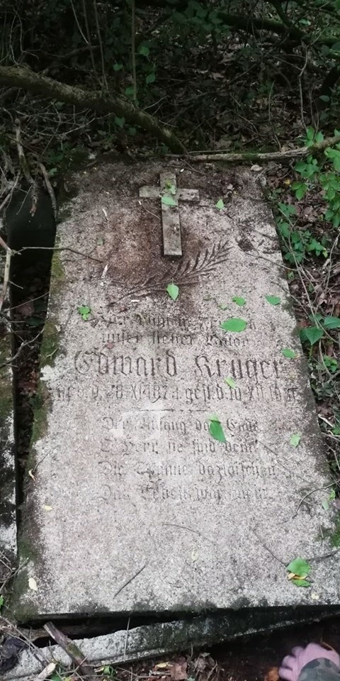Porządkowali cmentarz ewangelicki w Łąkiem. Natrafili na grób polskiego lotnika z czasów II wojny światowej [zdjęcia]