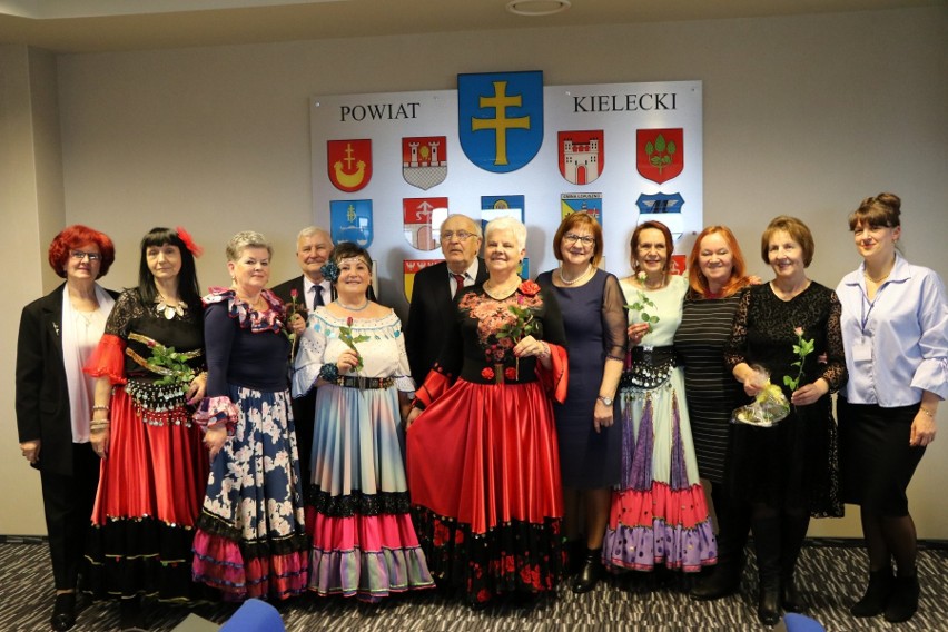 Tak Rada Seniorów z powiatu kieleckiego świętowała Dzień Kobiet. Były występy artystyczne i prezenty