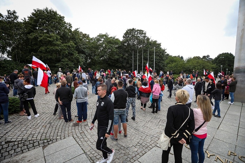 "Stop plandemii". Protest antycovidowców pod Pomnikiem Czynu Polaków