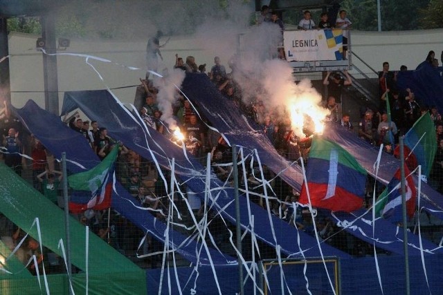 Fortuna 1 Liga. W derbowym pojedynku Miedź Legnica zremisowała z Chrobrym Głogów 2:2 (1:2). Mecz z wysokości trybun obejrzało 2900 widzów. Zobaczcie fotorelację!